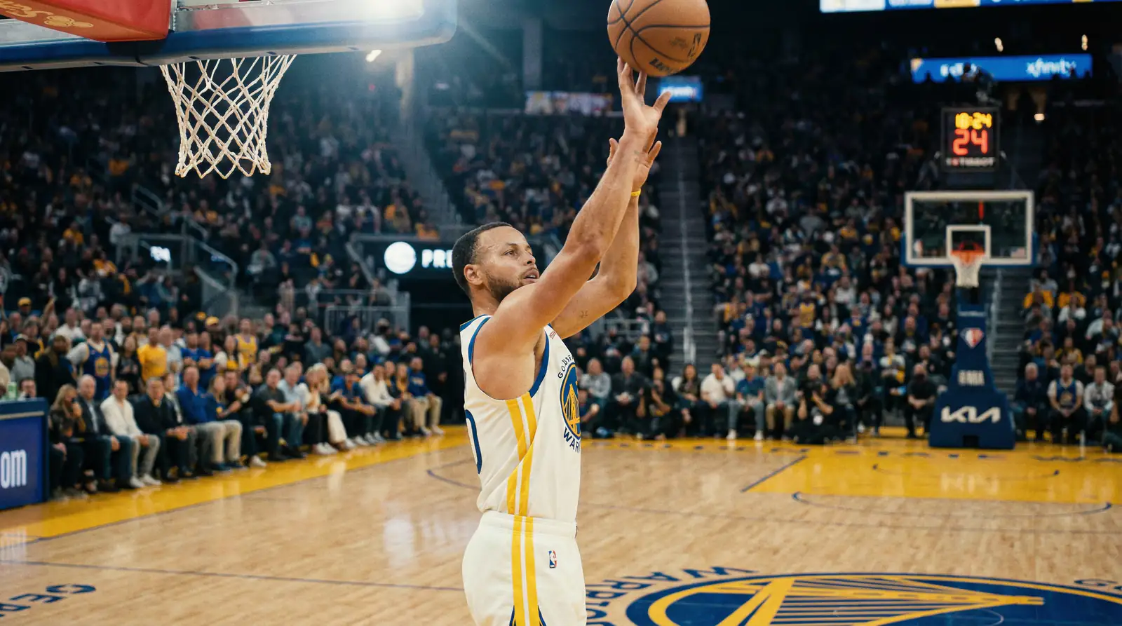 NBA-pelaaja koripallokentalla tilastoseurannassa